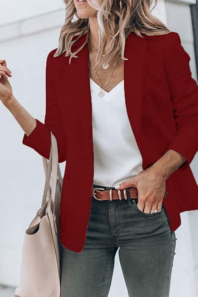Zakelijke kleding: de stijlvolle Margaux damesblazer, effen en elegant.