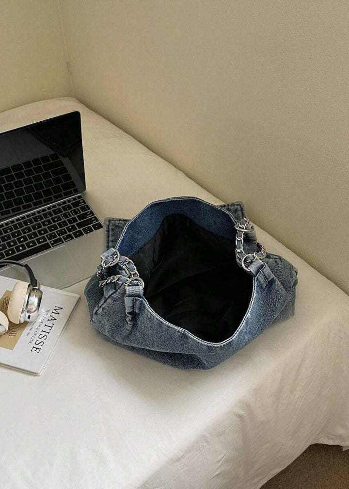 Donkerblauwe modieuze dames kettingtas, denim schoudertas in trendy urban stijl.