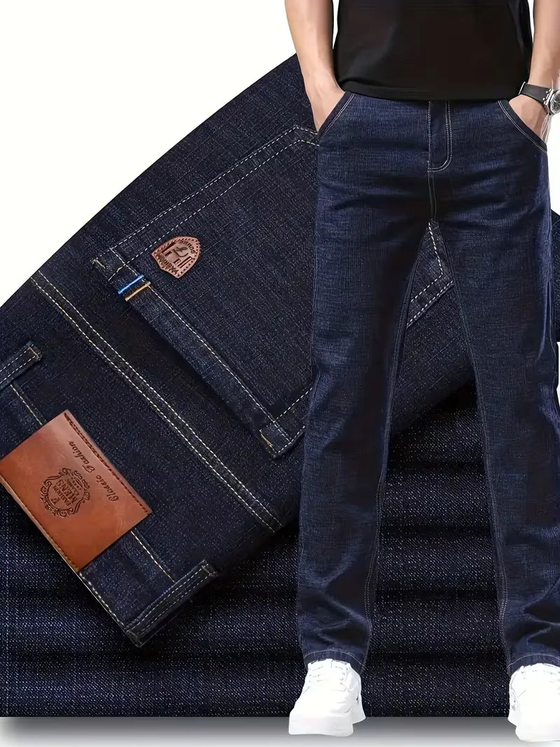 Veelzijdige heren straight jeans, donkergrijs denim, rechte pijp en comfortabele pasvorm met nette stiksels.