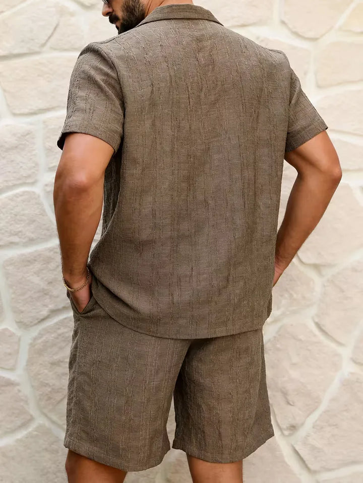 Tweedelig heren setje voor de zomer: shorts & V-hals shirt, ideaal voor casual strandkleding.