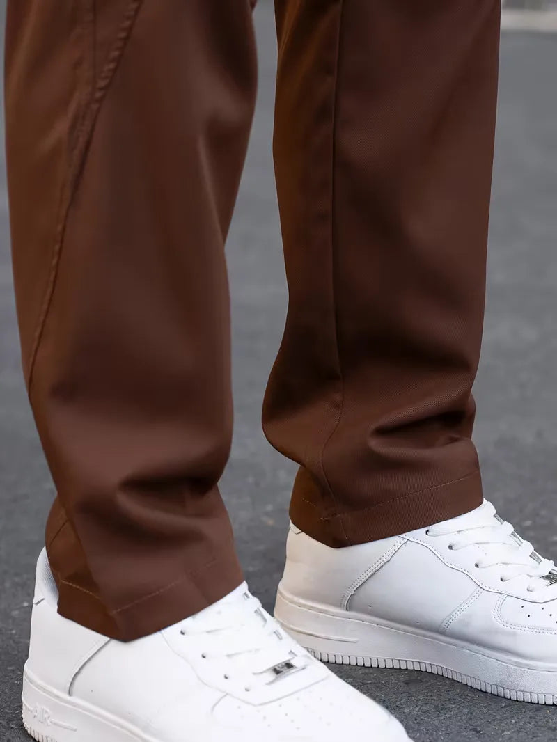Heren cargo broek in zwart, met elastische tailleband en comfortabele rechte pijp.