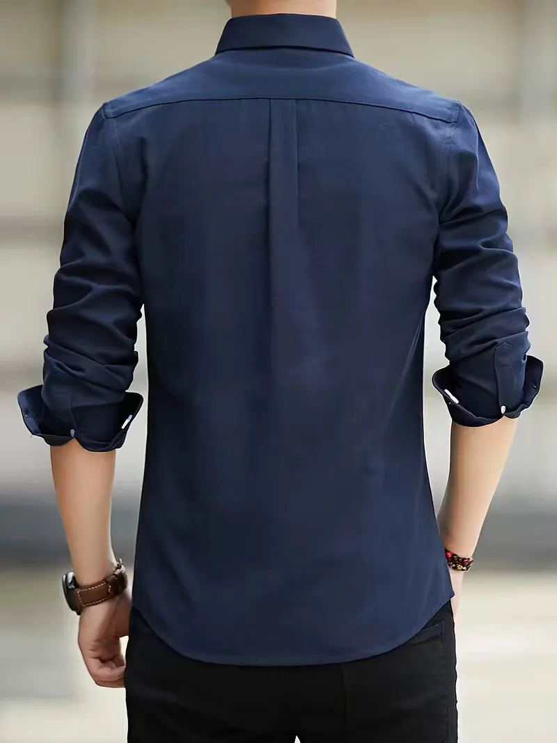 Modern herenoverhemd, mandarin kraag, lange mouwen, borstzak, regular fit. Perfecte herenmode.