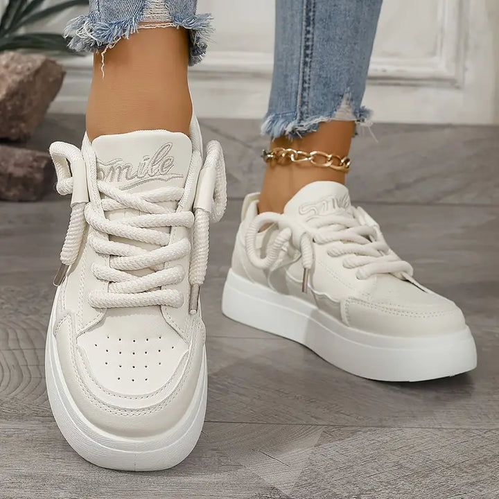 Lichtgewicht dames sportschoenen in khaki met veters, perfect als comfortabele casual of dagelijkse schoenen.