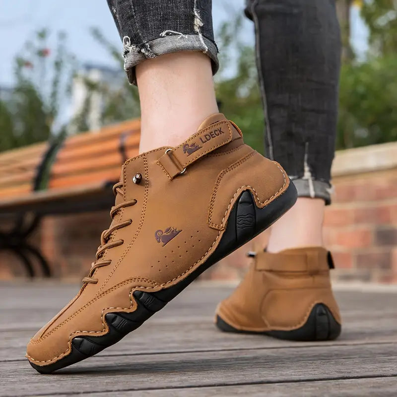 Casual Adriel herenschoenen, waterdicht en comfortabel dankzij kunstleer en elastische sluiting.