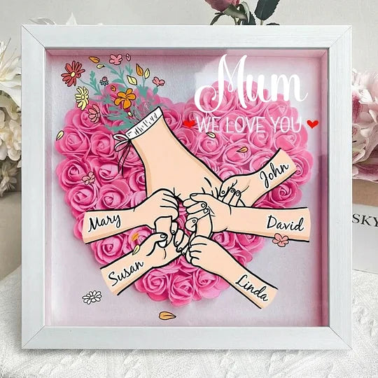 Gepersonaliseerd bloemencadeau voor mama met namen; een blijvende herinnering in schaduwbox design.