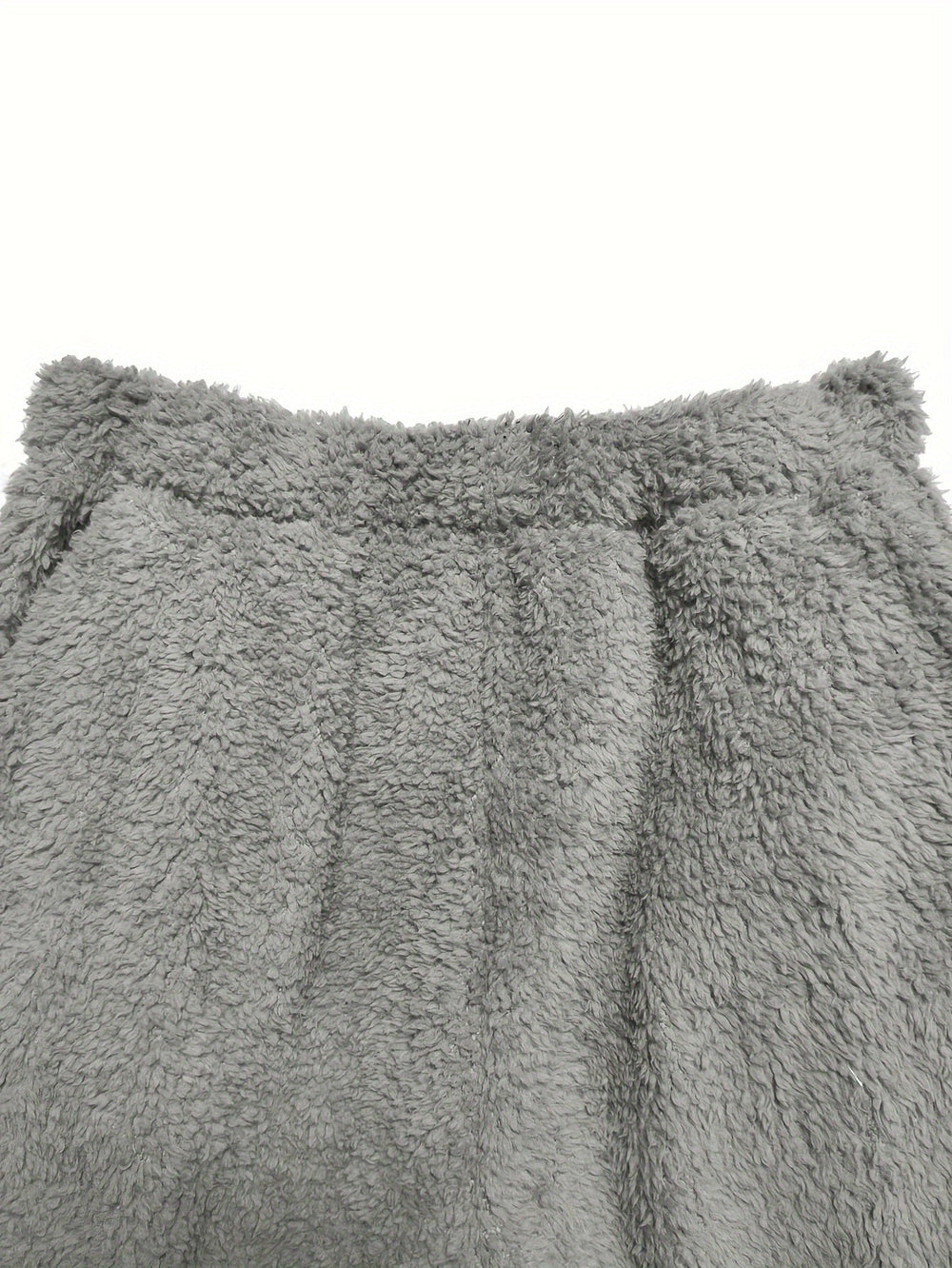 Close-up van de zachte, warme coral fleece stof van de Fenna dames loungewear set. Perfect voor comfort.