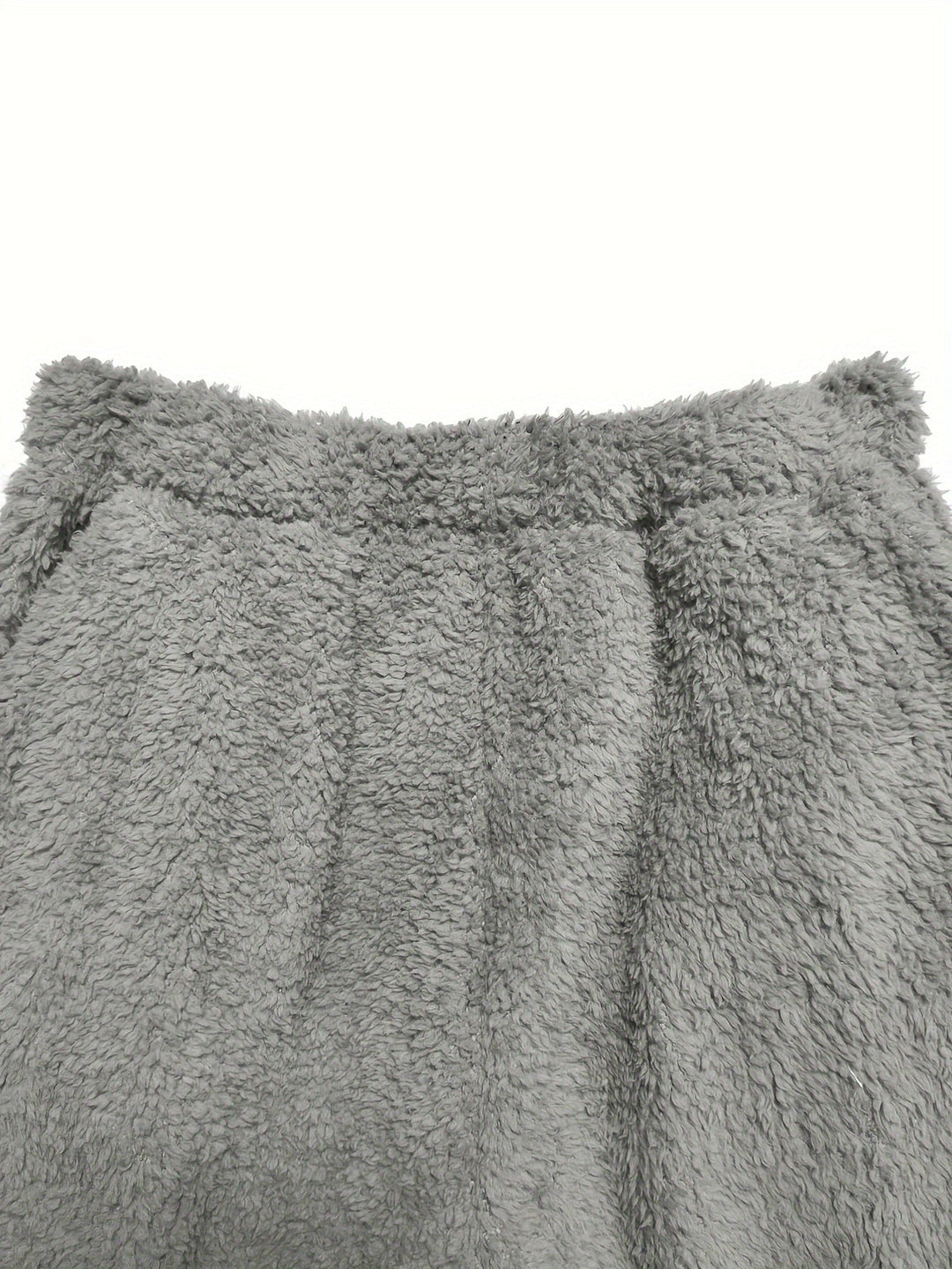 Close-up van de zachte, warme coral fleece stof van de Fenna dames loungewear set. Perfect voor comfort.