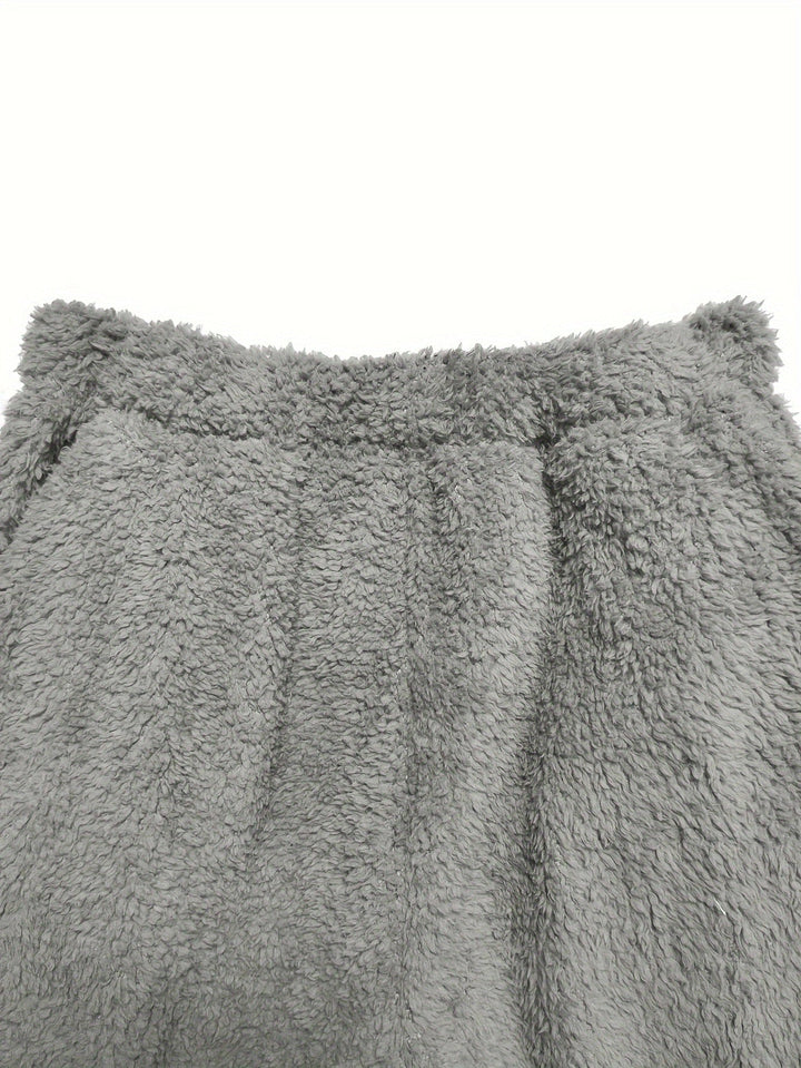 Close-up van de zachte, warme coral fleece stof van de Fenna dames loungewear set. Perfect voor comfort.
