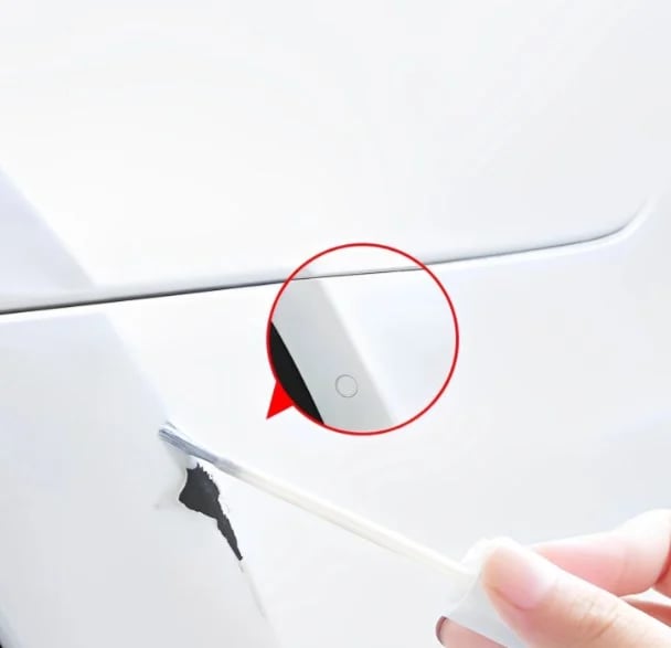 Gedetailleerde foto van de autolakstift, perfect voor snelle, universele krasreparatie.