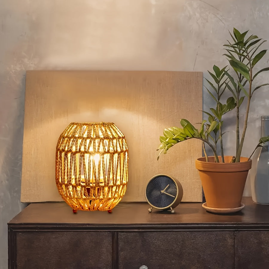 Stijlvolle bohemian woonkamerlamp van rotan, creëert een warme, natuurlijke sfeer. USB-aansluiting.