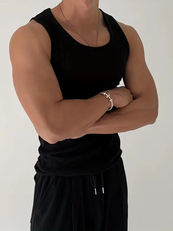 Casual zwarte heren tanktop slimfit, perfect voor zomerse sport, fitness of ontspanning. Mouwloze kleding.