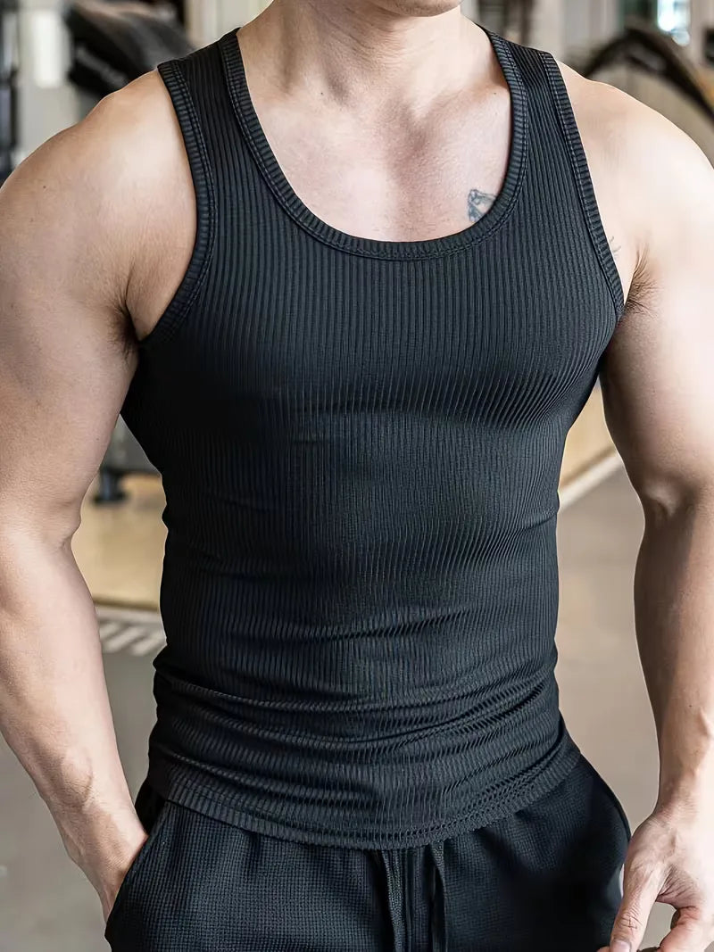 Zwarte heren slim fit sport tanktop, geribd, ademend en ideaal voor workouts en actieve zomerdagen.