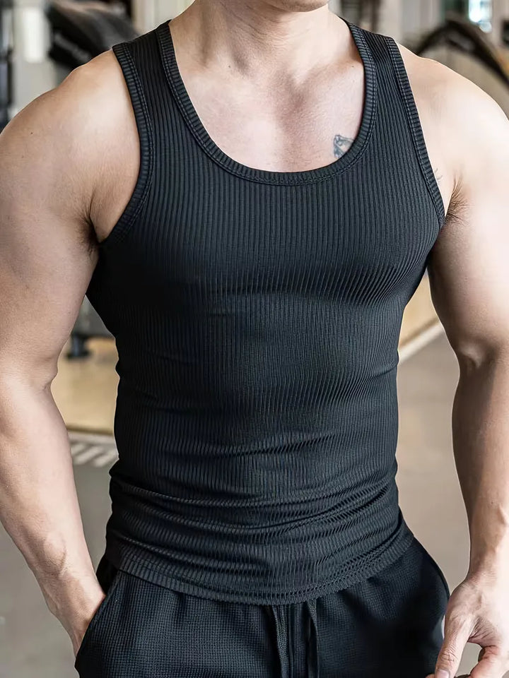 Zwarte heren slim fit sport tanktop, geribd, ademend en ideaal voor workouts en actieve zomerdagen.