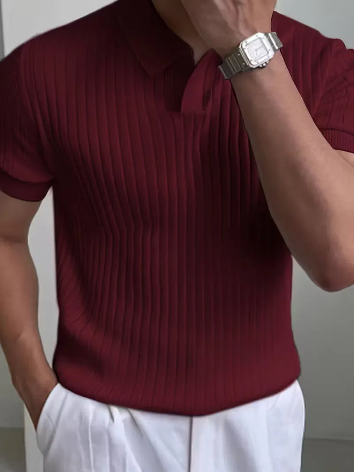 Casual witte herenpolo met gebreide ribstructuur, V-hals en korte mouwen. Comfortabel en stijlvol.