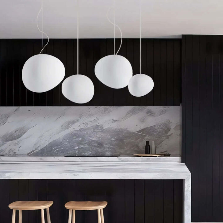 Witte kiezel hanglamp. Uniek gevormde plafondlamp voor moderne sfeerverlichting in elke kamer.