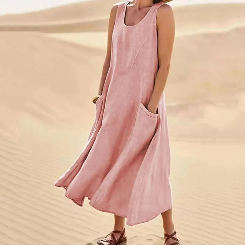 Dames mouwloze lange linnen jurk, luchtig en comfortabel voor een zomerse dag.
