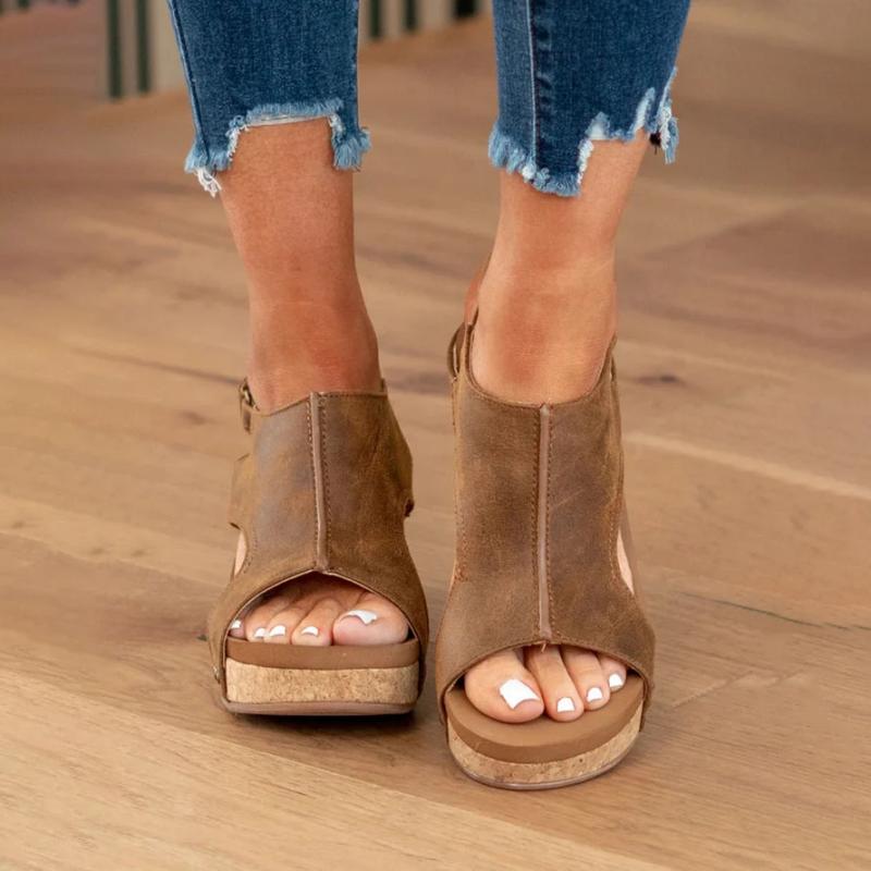 Close-up van de verstelbare bandjes op beige orthopedische dames sandalen, voor een perfecte, comfortabele pasvorm.