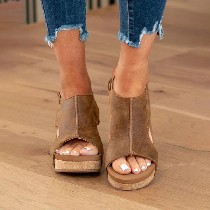 Close-up van de verstelbare bandjes op beige orthopedische dames sandalen, voor een perfecte, comfortabele pasvorm.