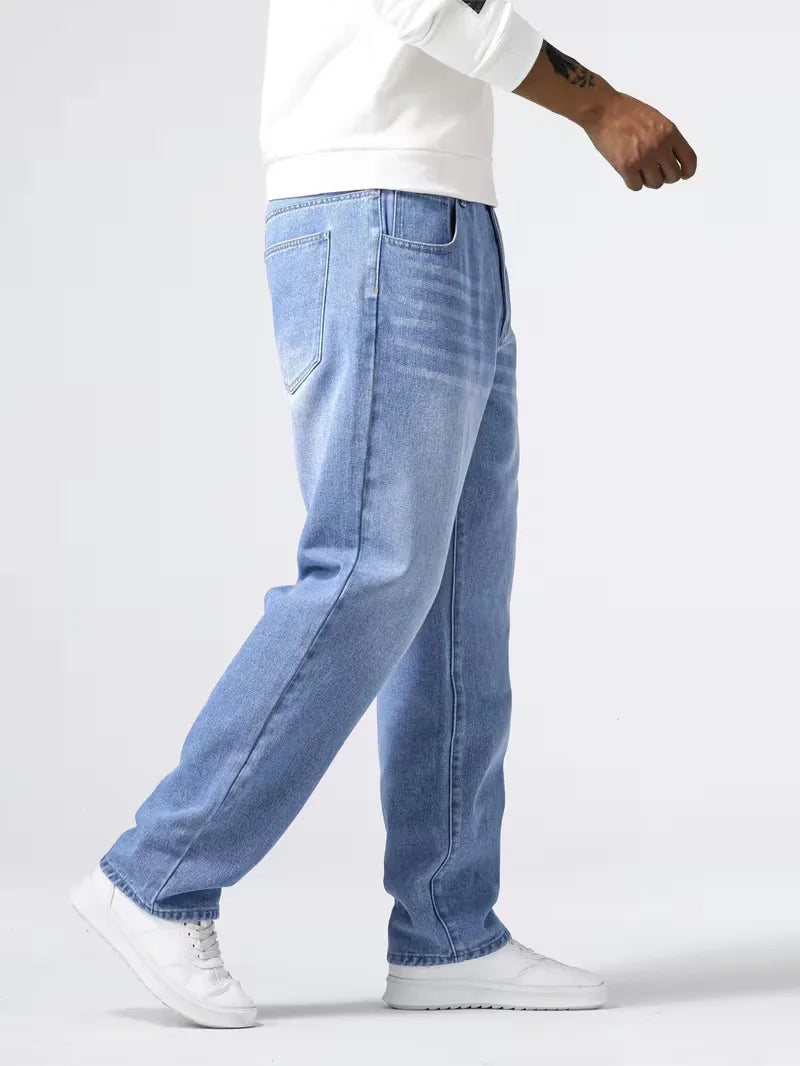 Robuuste blauwe heren jeans: loose fit met rechte pijp. Perfect voor comfort en casual stijl.