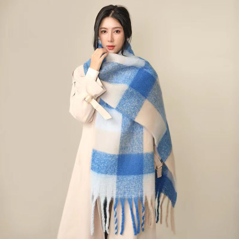 Wijde pluchen damessjaal Linnea in crème, perfect voor winterse dagen, voegt warmte en stijl toe aan elke outfit.