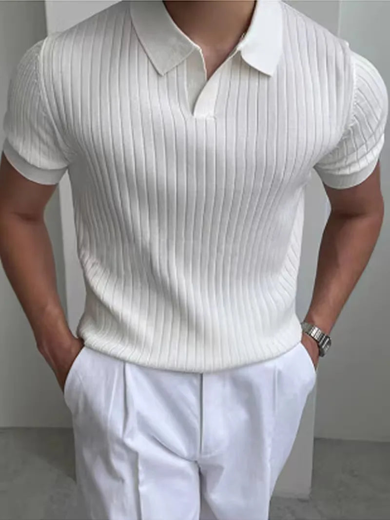 Herenpolo in zachte stof met V-hals en ribstructuur. Korte mouwen, casual en comfortabel.
