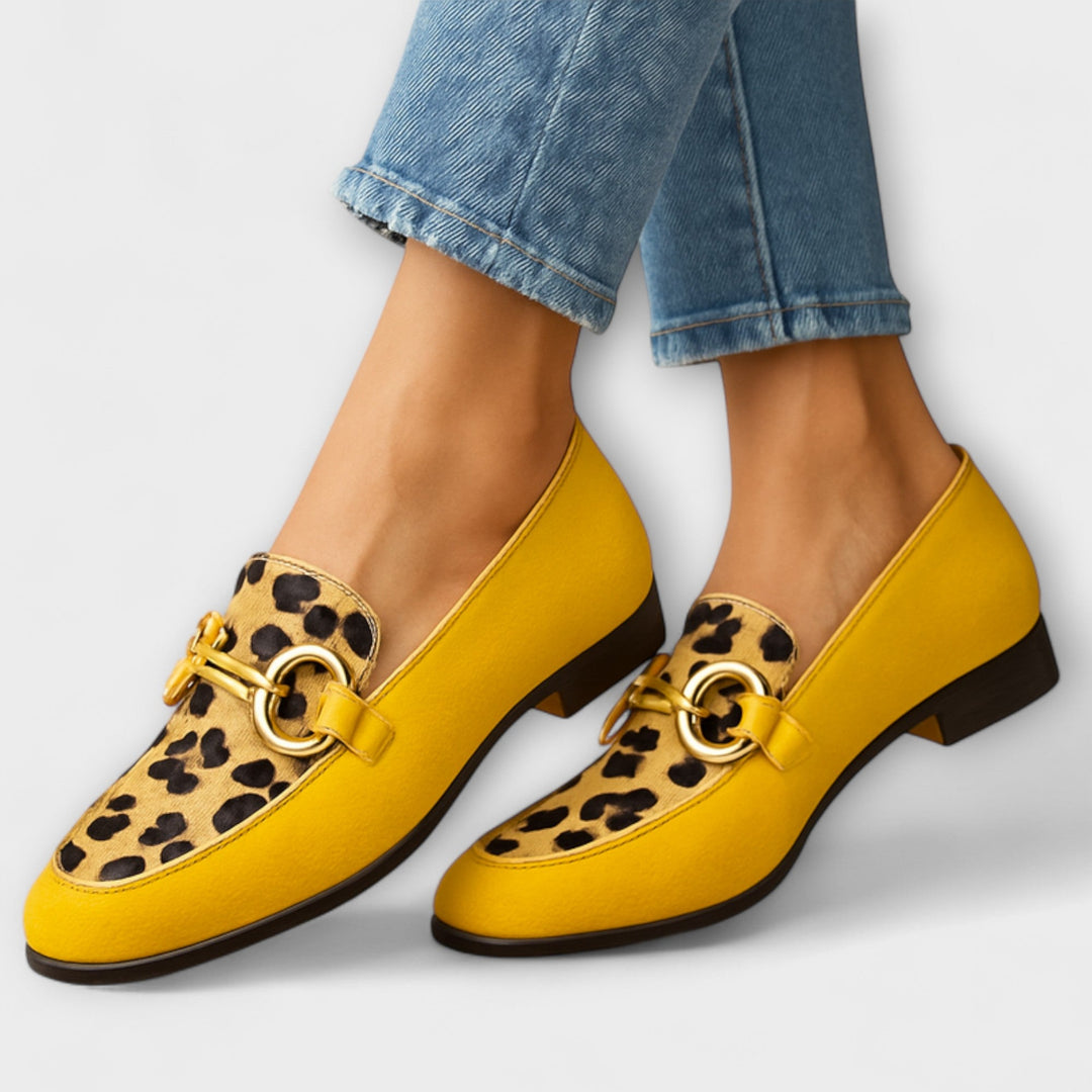 Stijlvolle dames mocassins Nairobi met chique dierenprint. Comfortabele flats voor een casual of zakelijke look in de herfst.