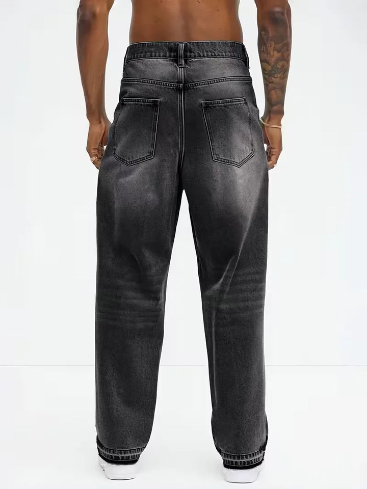 Modieuze heren loose fit jeans in lichtblauw. Wijde pijpen broek voor een trendy en casual outfit.