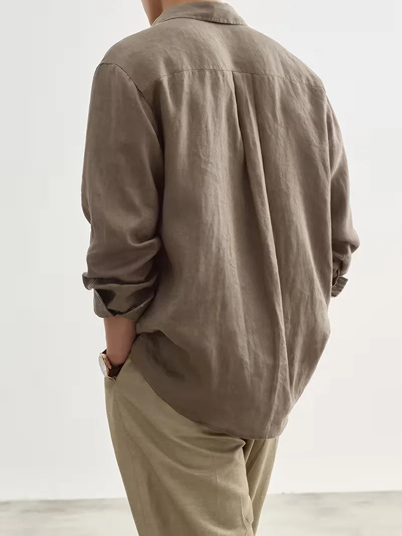 Modern heren shirt met lange mouwen en V-hals, ideaal voor een relaxte maar stijlvolle look in khaki.