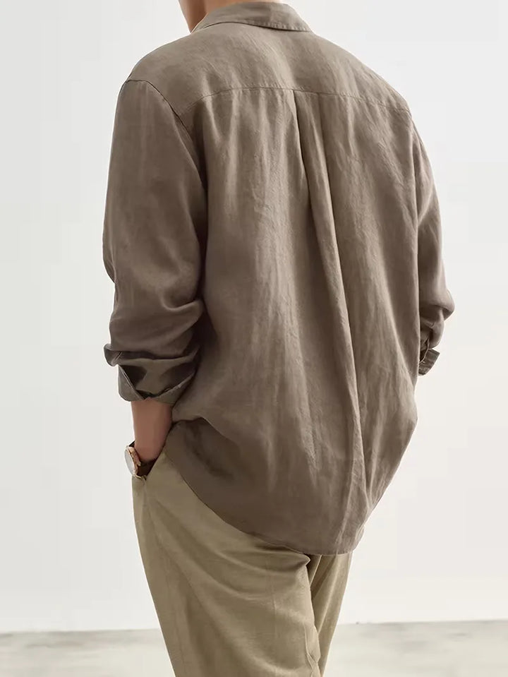 Modern heren shirt met lange mouwen en V-hals, ideaal voor een relaxte maar stijlvolle look in khaki.