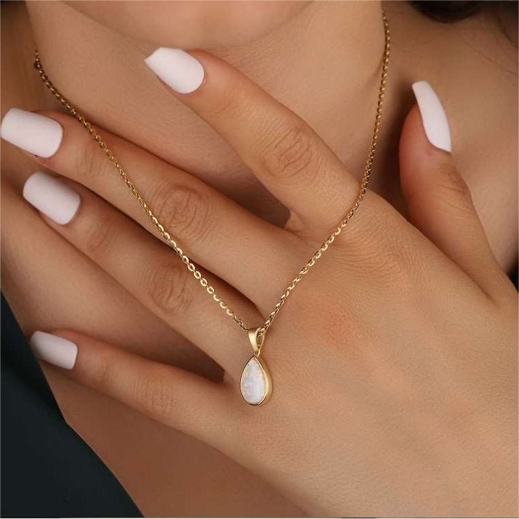 Luxe 18K gouden ketting 'Eloise' met schitterende natuurlijke opaal hanger, perfect cadeau.