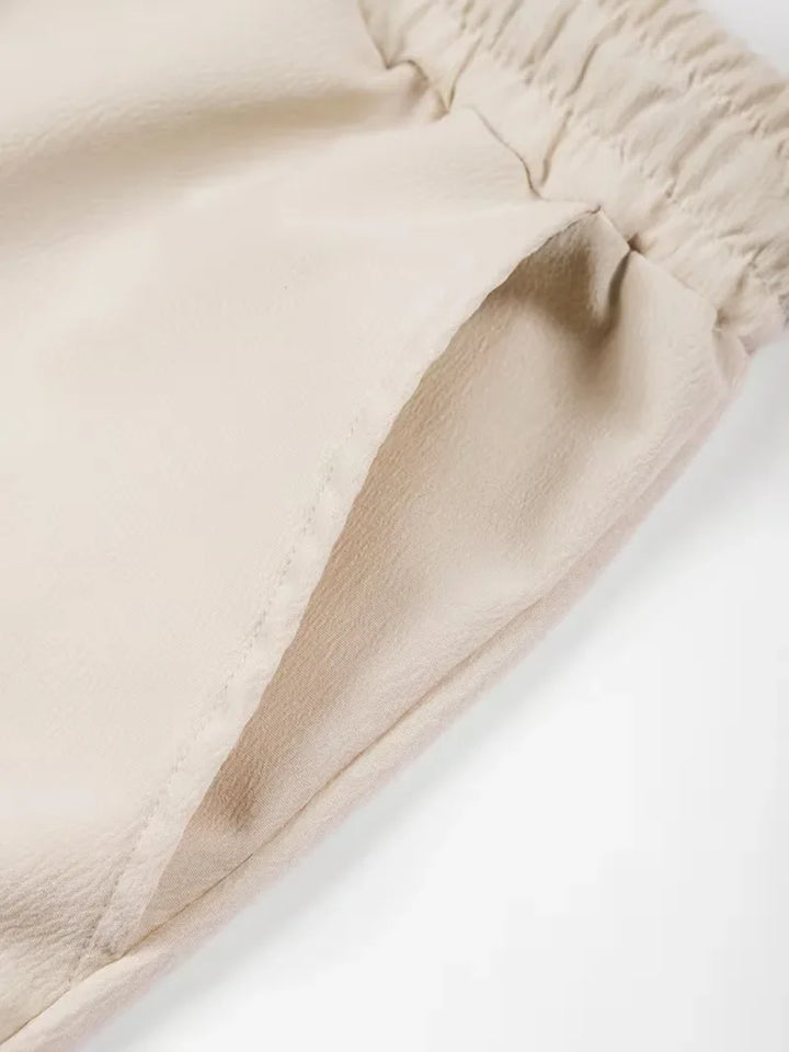 Marineblauwe plissé shorts voor heren, veelzijdig en comfortabel, voor elke zomerse gelegenheid.