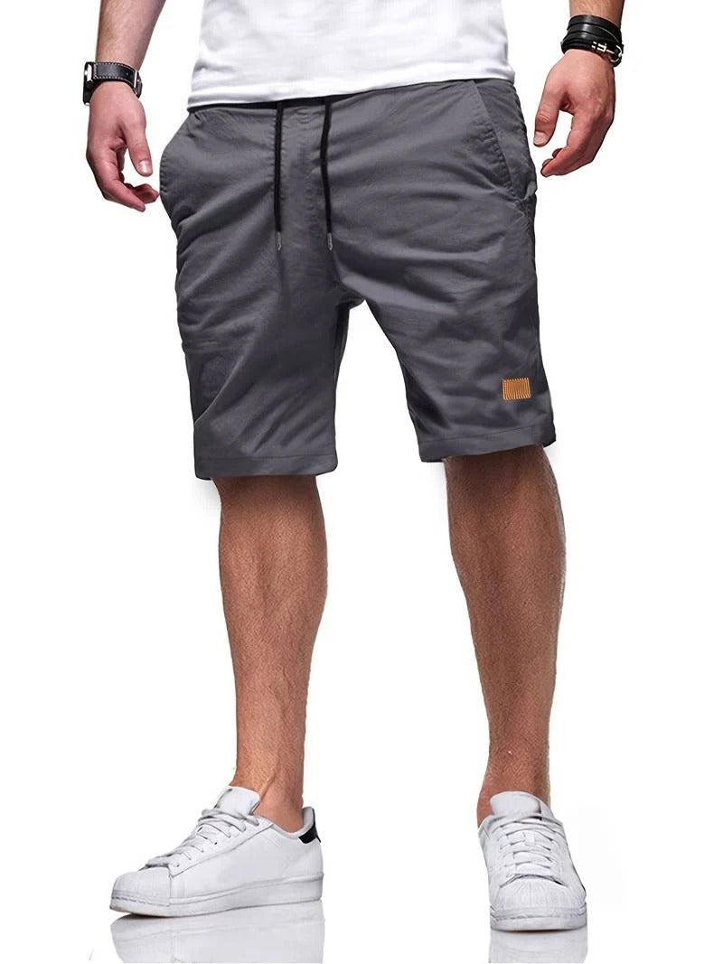 Zijzicht op de heren korte broek, toont de pasvorm en de functionele zakken. Essentieel herenmode item.