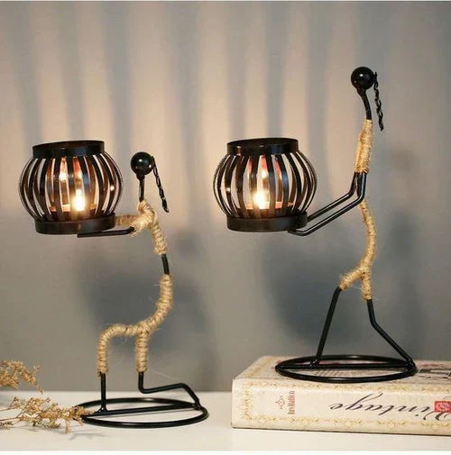 Metalen retro kaarsenhouder op een dressoir, voegt elegantie en sfeer toe aan het moderne interieur.