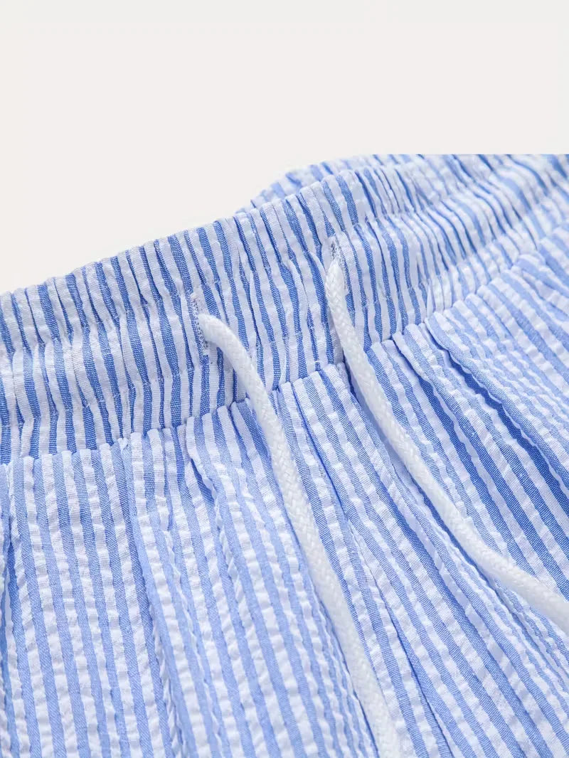 Moderne heren zomer kledingset, bestaande uit V-hals shirt en comfortabele korte broek.