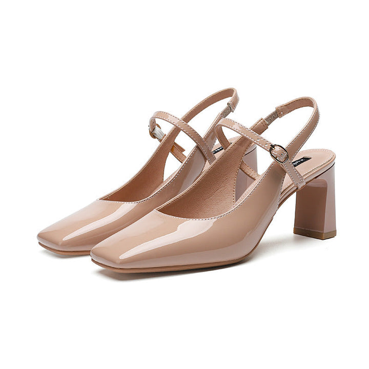 Comfortabele damesschoenen in beige met carré teen en kruisband; perfect voor stedelijke stijl en zomerse dagen.