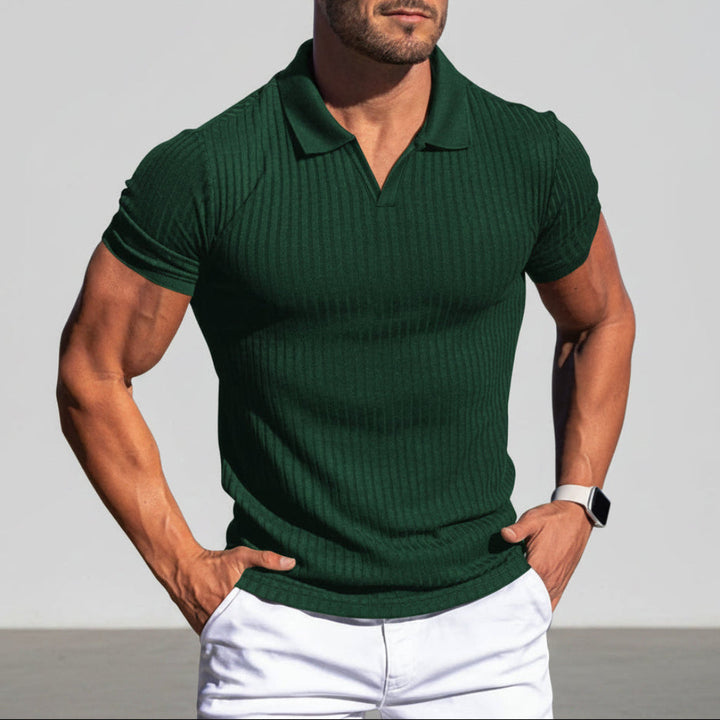 Zomerse herenmode: casual poloshirt met ademende textuur en korte mouwen voor smart casual gelegenheden.