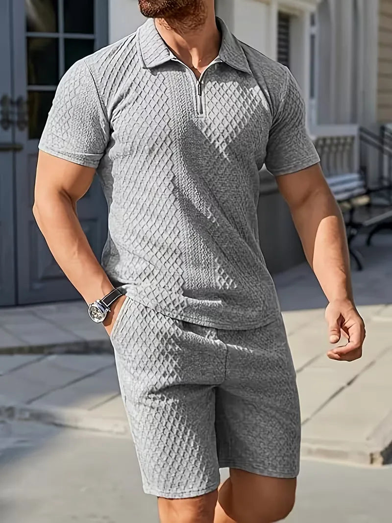 Regular fit heren zomer kledingset: polo met rits & shorts. Ademende, comfortabele vrijetijdskleding.