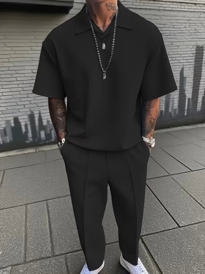 Lichte heren smart-casual outfit, polo korte mouwen en rechte broek voor lente/zomer.