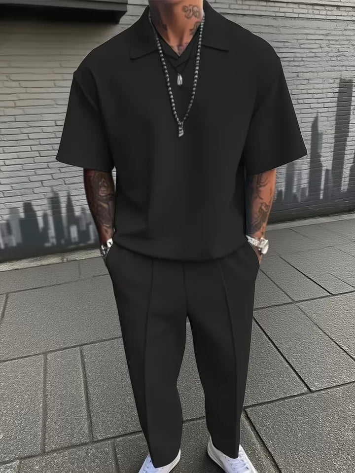 Lichte heren smart-casual outfit, polo korte mouwen en rechte broek voor lente/zomer.