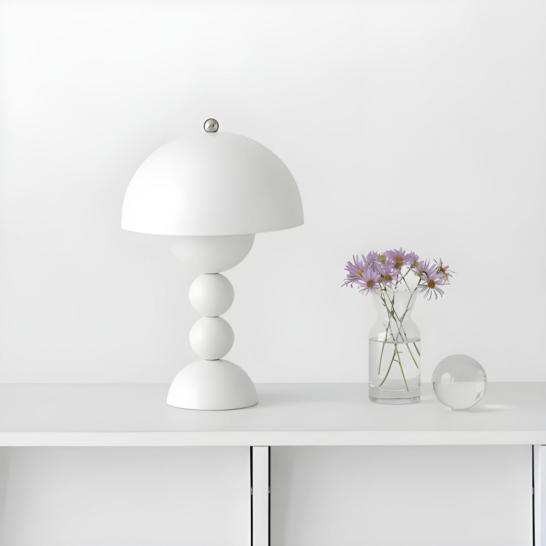 Sfeervolle LED tafellamp, dimbaar en modern, met strak Scandinavisch interieur design.