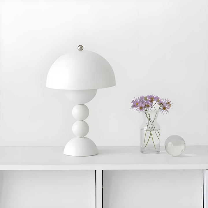 Sfeervolle LED tafellamp, dimbaar en modern, met strak Scandinavisch interieur design.