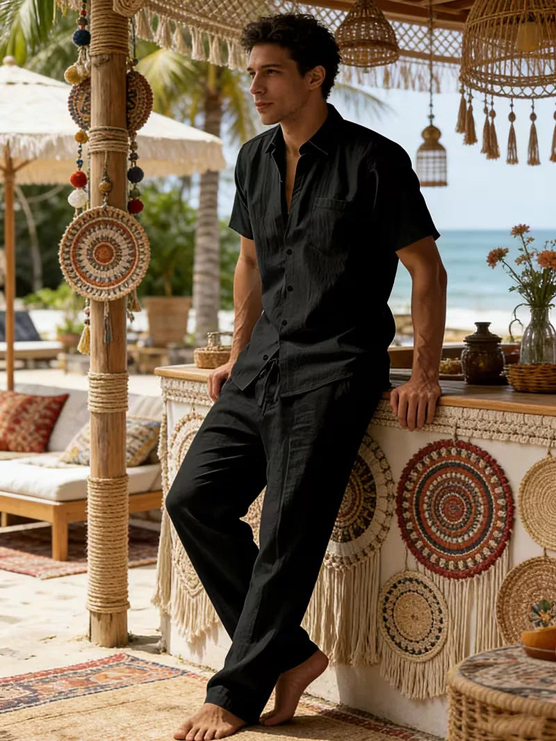 Stijlvolle heren casual set voor warme dagen. V-hals overhemd en wijde pijp broek voor de zomer.