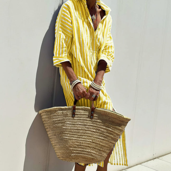 Modebewuste gestreepte dames shirtjurk met elegante kraag en ceintuur, perfect voor een chique casual look.