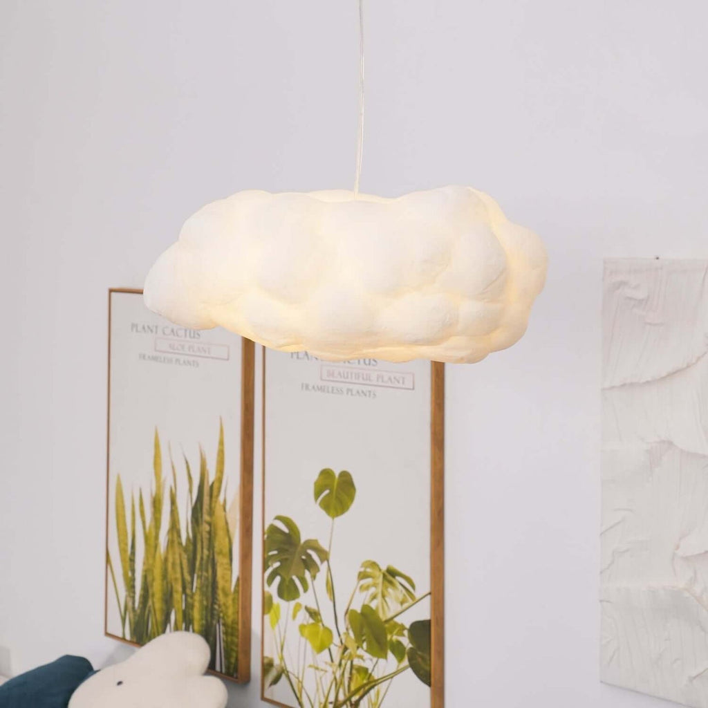Moderne wolkvormige hanglamp met diffuus licht. Creëert een comfortabele en warme uitstraling. Binnenverlichting.