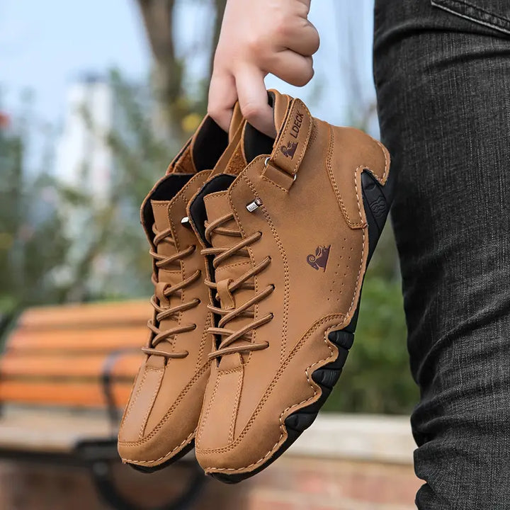 Adriel waterdichte wandelschoenen voor heren. Kunstleer, moderne stijl en elastische sluiting.