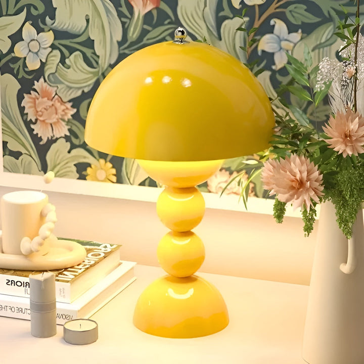 Decoratieve design lamp: Scandinavische LED tafellamp verrijkt elk interieur.