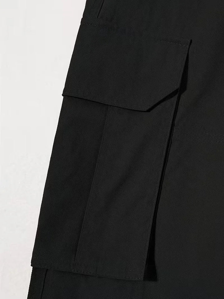 Verstelbare zwarte heren straight fit cargo broek met trekkoord en klepzakken, voor elke gelegenheid.