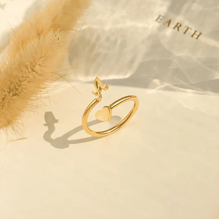 Elegante dames initialen hartring, goudkleurig, gepersonaliseerd, verstelbaar.
