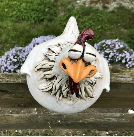 Realistisch uitziend kip tuinbeeld van duurzaam hars, ideaal voor een sfeervolle tuininrichting.