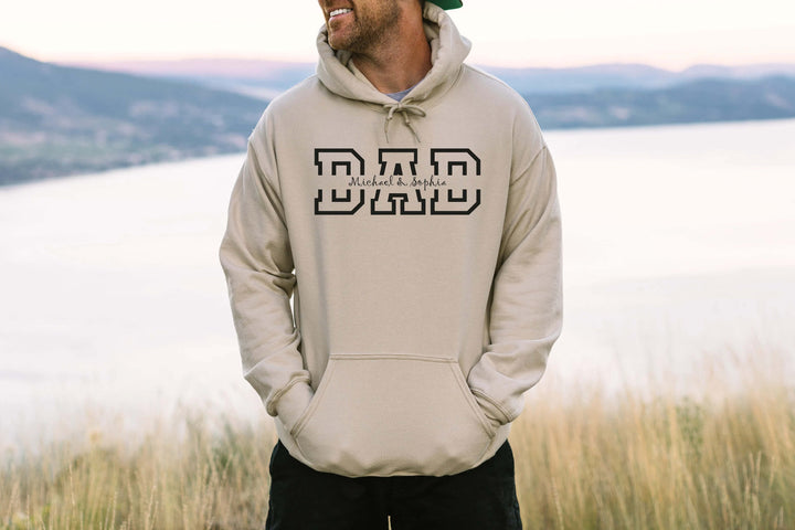Gepersonaliseerde heren hoodie met namen, een uniek Vaderdag cadeau voor elke vader.